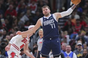 东契奇连续二十场比赛得分超过最后时刻胜出，独行侠不断突破！的简单介绍